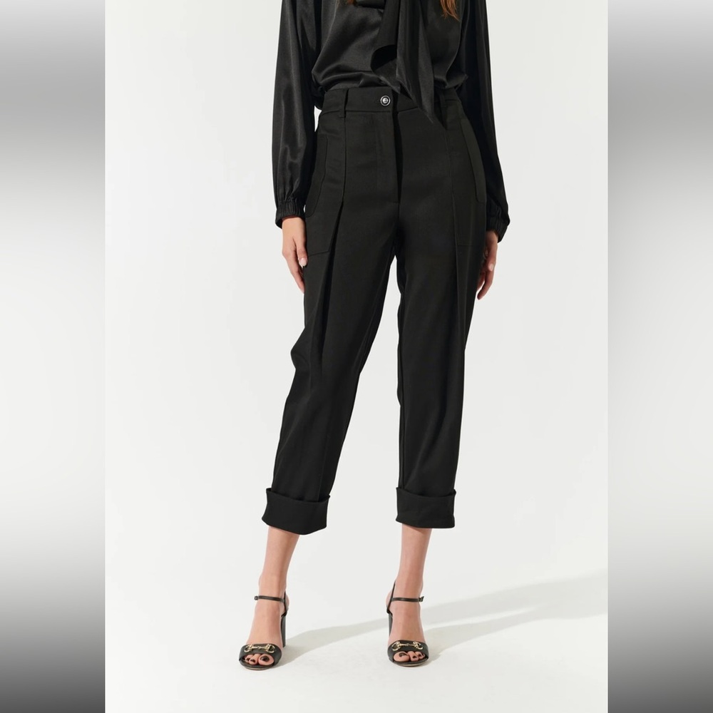 Dea Kudibal CARGONIDEA - TROUSERS
BLACK - with turn-ups and pleat details - M